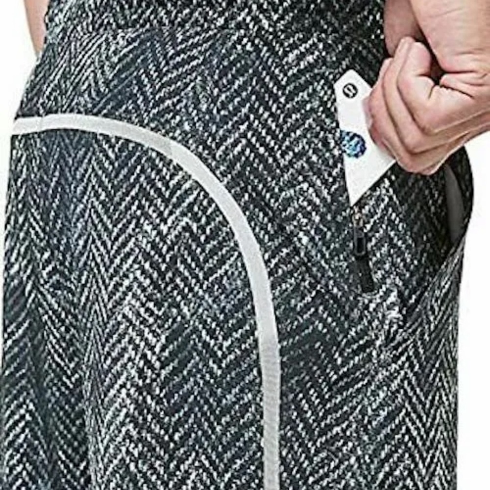 Men’s M Lululemon Pace Breaker shorts 9” in bleached herringbone, lined/pockets.